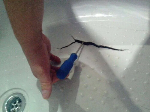 Чем заделать трещину акриловой ванны