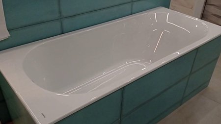 Акрилова ванна бренду Geberit