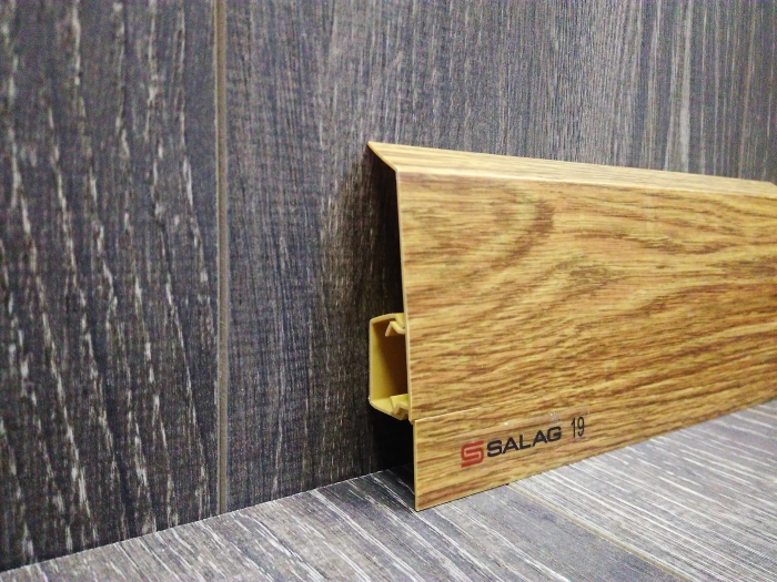 Плинтус Salag NG80 ПВХ дуб старый NG8019