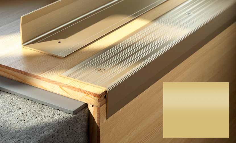 Лестничный профиль Salag Stratus S05 с самоклеящейся лентой 0.91 м золотой анoдированный S05E10