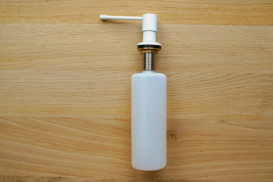 Дозатор для рідкого мила Sink Quality Top латунь/пластик білий DOZL-wh