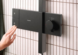 Душевая стойка Hansgrohe Raindance Alive Q 34х21 см 1jet с термостатом ShowerSelect Comfort черный матовый хром 24580340