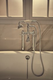 Монтируемый в пол смеситель для ванны и душа с душевым набором Roca Carmen латунь хром A5A274BC00