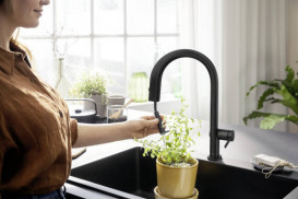 Змішувач для кухні Hansgrohe Aqittura M91 FilterSystem 210 з висувним носиком одноважільний чорний матовий 76803670