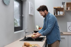 Змішувач для кухні одноважільний можлива установка перед вікном Hansgrohe колекція M42 хром 71807000