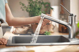 Смеситель для кухни с выдвижной лейкой Hansgrohe Zesis M33 150 однорычажный хром 74800000