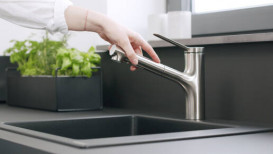 Смеситель для кухни с выдвижной лейкой Hansgrohe Zesis M33 150 с sBox lite однорычажный хром 74803000