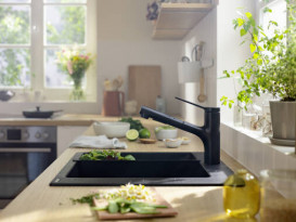 Змішувач для кухні з висувною лійкою Hansgrohe Zesis M33 150 з sBox lite одноважільний чорний матовий 74803670