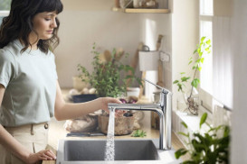 Змішувач для кухні з висувною лійкою Hansgrohe Zesis M33 160 з sBox lite одноважільний хром 74804000