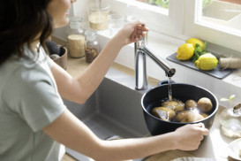 Змішувач для кухні з висувною лійкою Hansgrohe Zesis M33 160 з sBox lite одноважільний хром 74804000