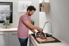 Смеситель для кухни с выдвижной лейкой однорычажный Hansgrohe коллекция M42 нержавеющая сталь 71800800
