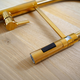 Змішувач для кухні Sink Quality Mega одноважільний з гнучким виливом золотий BFL-GD