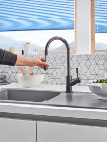 Смеситель для кухни Villeroy & Boch Umbrella Flex с выдвижной лейкой антрацит 92540005