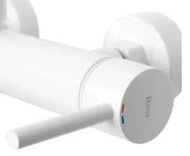 Смеситель для ванной Rea Lungo однорычажный с душевым гарнитуром белый матовый REA-B8030