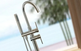 Смеситель для ванной Rea Ortis напольный с душевым гарнитуром хром REA-B1011