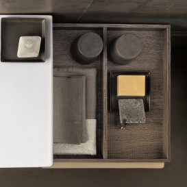 Тумба для раковины Geberit Citterio с двумя выдвижными ящиками и полкой справа ДСП черное глянцевое стекло/серо-коричневый дуб 500.562.JJ.1