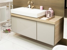 Тумба для раковини Geberit Citterio з двома висувними ящиками і полицею праворуч ДСП бежеве глянцеве скло/бежевий дуб 500.567.JI.1