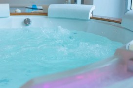 Ванна аэро- и гидромассажная акриловая Golston 195х195 встраиваемая белый G-U2603А