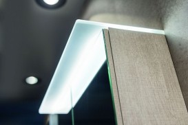 Зеркальный шкафчик подвесной Geberit Acanto 75х83 см с подсветкой две дверцы ДСП дуб мистик/меламин структура дерева 500.645.00.2