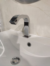 Кран для раковины Tres Electronic электронный на одну воду с автоматическим дозатором мыла хром 39210304