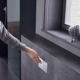 Панель смыва для унитаза Geberit Omega60 двойной смыв цинковое литье/стекло вровень с поверхностью белый/глянцевый хром 115.081.SI.1