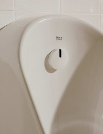 Настінний пісуар Roca Proton Rimless 30,5х35 см з живленням від батарей сантехнічна кераміка білий A3590J4000