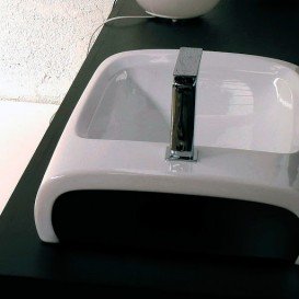 Раковина для ванної Hidra Hi-Line накладна 70х41 см санфаянс білий/чорний HI17 012 bianco/nero