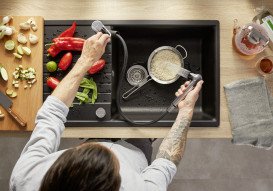 Смеситель для кухни Blanco Wega-S II с выдвижной лейкой хром/черный 526428