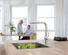 Смеситель для кухни Grohe Minta с выдвижной лейкой нержавеющая сталь 30274DC0