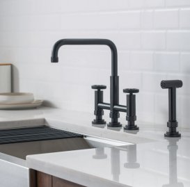 Смеситель для кухни Kraus Urbix с боковой выдвижной лейкой матовый черный KPF-3125MB