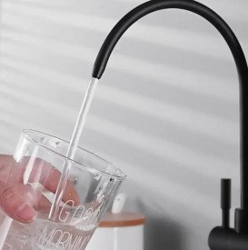 Смеситель для кухни Rea Eco Fresh под фильтр с выдвижной лейкой черный REA-B7564