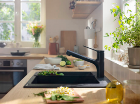 Смеситель для кухни с выдвижной лейкой Hansgrohe Zesis M33 150 однорычажный черный матовый 74800670