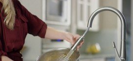 Смеситель для кухни с выдвижной лейкой однорычажный Hansgrohe коллекция Talis S хром 72815000