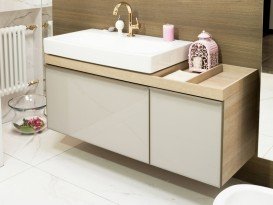 Тумба для раковины Geberit Citterio с двумя выдвижными ящиками и полкой справа ДСП бежевое глянцевое стекло/бежевый дуб 500.567.JI.1