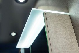 Дзеркальна шафка підвісна Geberit Acanto 60х83 см з підсвічуванням дві дверцята ДСП дуб містик/меламін структура дерева 500.644.00.2